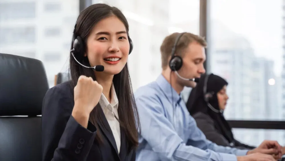 Đội ngũ nhân viên chăm sóc khách hàng đang xử lý khiếu nại